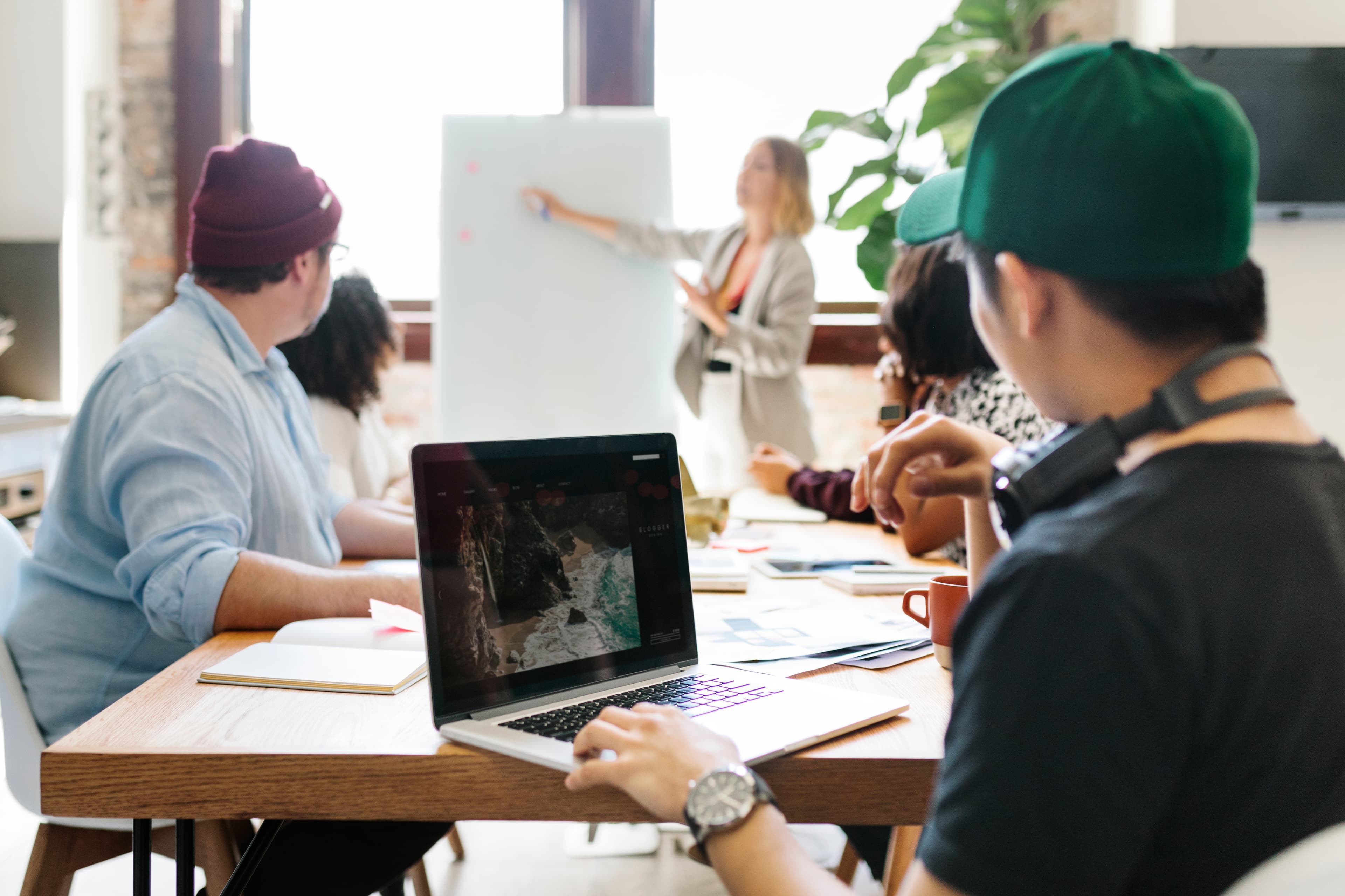 Equipo trabajando felizmente en Academia Numen
